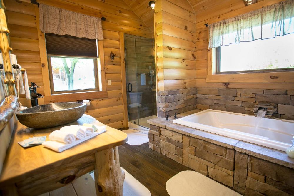 Dogwood Cabin by Amish Country Lodging